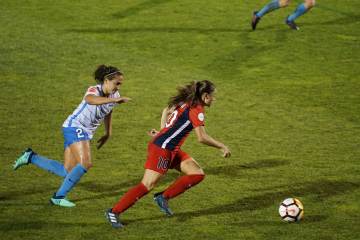 回家！梅西乘坐私人飞机低调回国 球迷依旧热情迎接（配图示意）